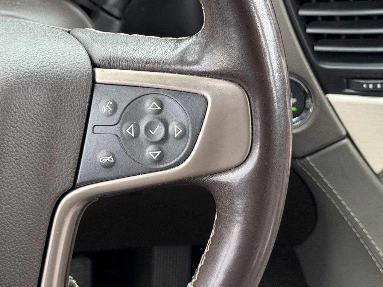 Used 2019 White Frost Tricoat GMC Denali image 26