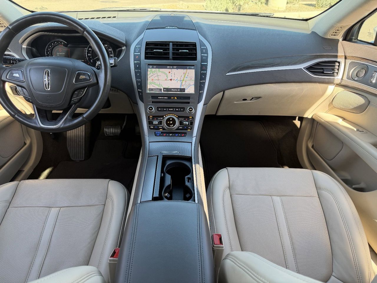 Used 2020 White Platinum Metallic Tri-Coat Lincoln Reserve image 16