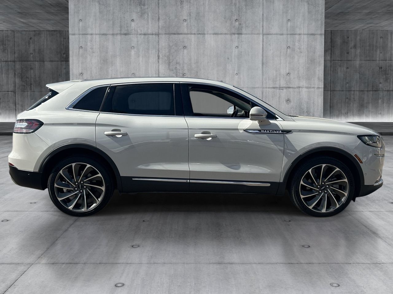 Used 2022 Ceramic Pearl Metallic Tinted Clearcoat Lincoln Reserve image 6