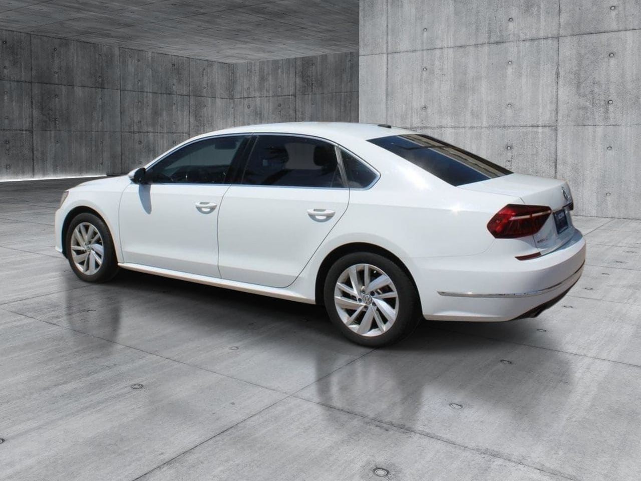 Used 2018 Pure White Volkswagen 2.0T SE image 3