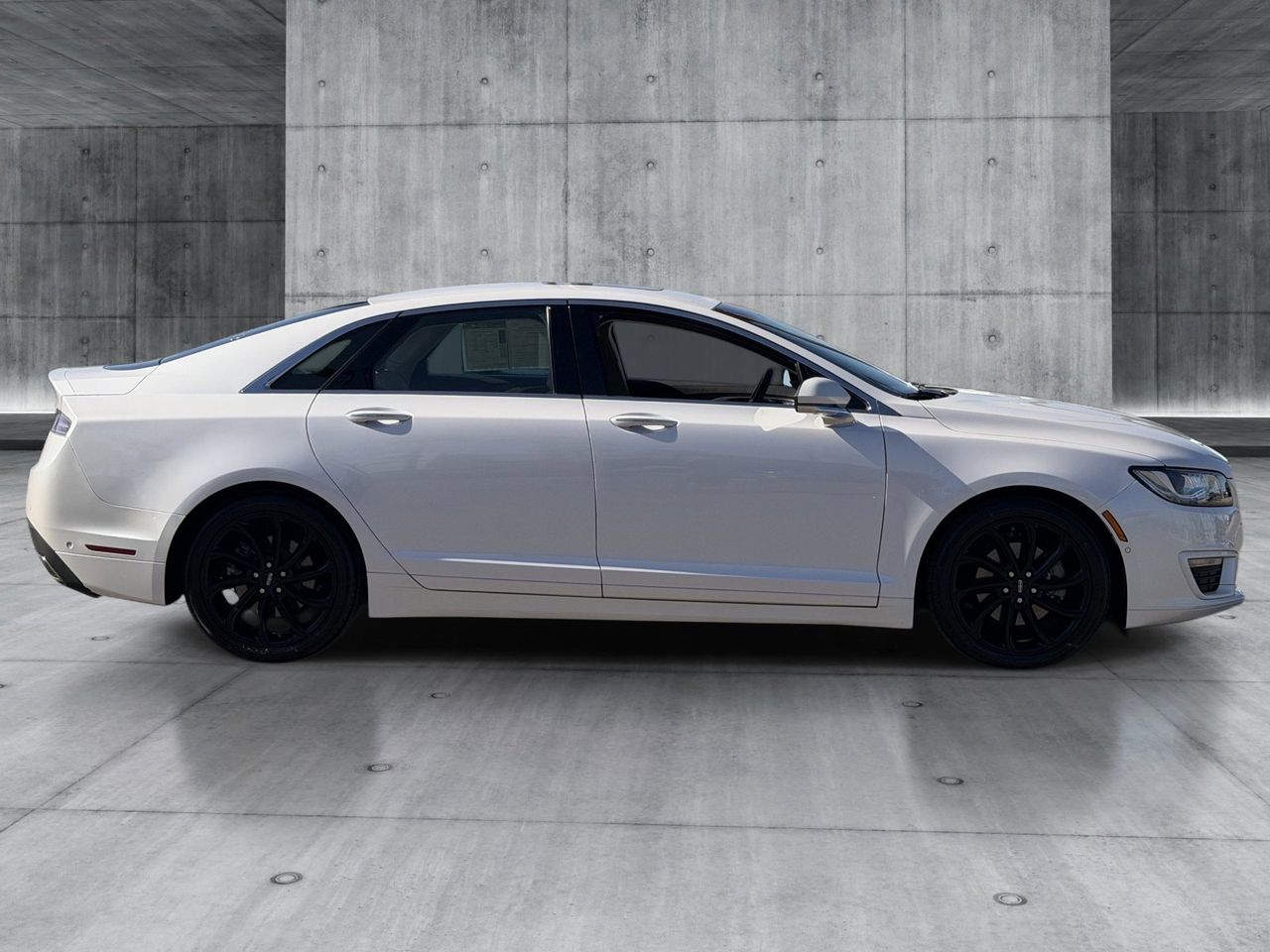 Used 2020 White Platinum Metallic Tri-Coat Lincoln Reserve image 6