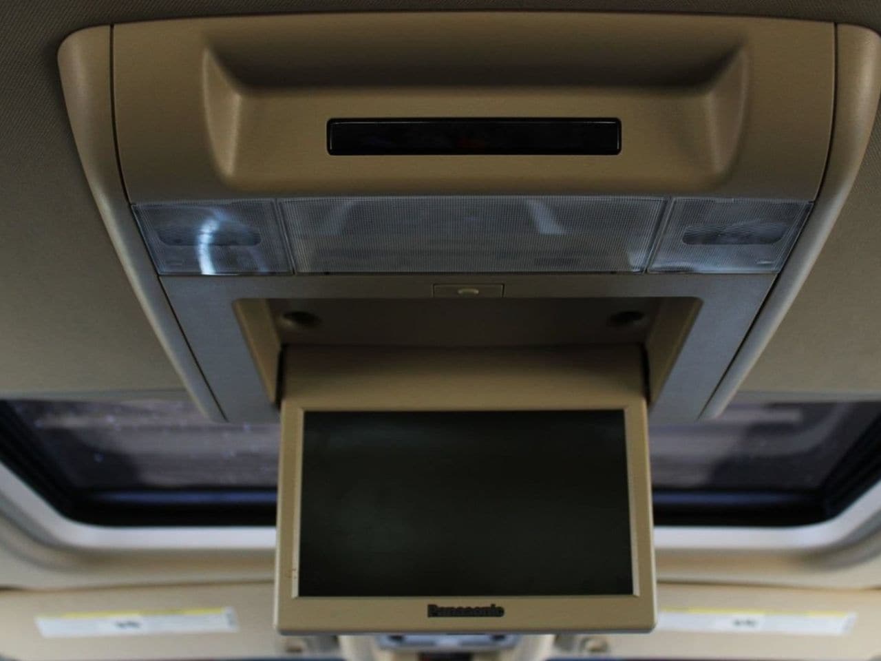 Used 2013 White Diamond Tricoat CADILLAC Premium image 27
