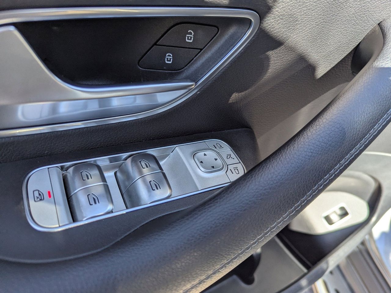 Used 2025 Selenite Gray Metallic Mercedes-Benz GLE 350 4matic® image 29