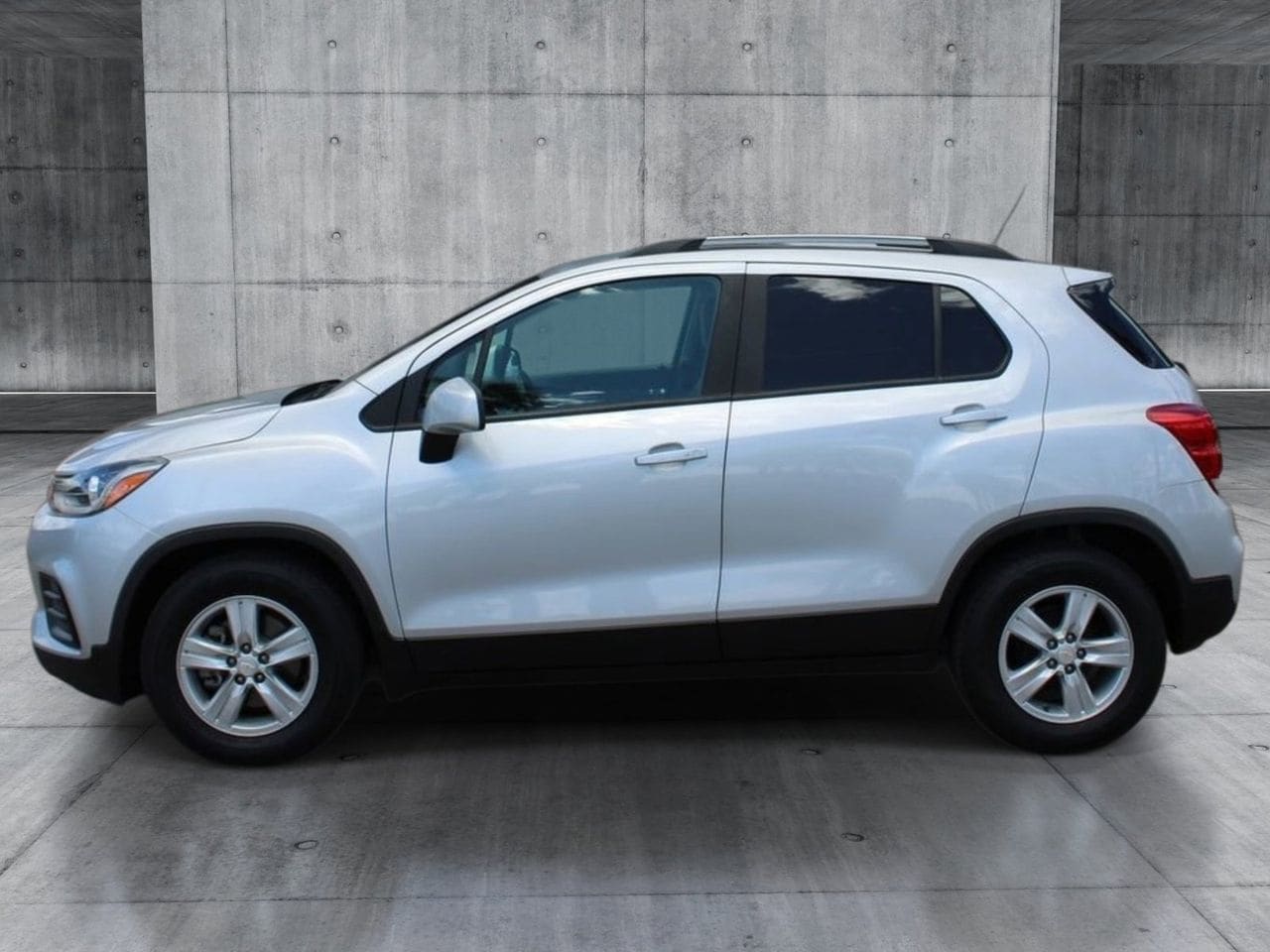 Used 2021 Silver Ice Metallic Chevrolet LT image 2