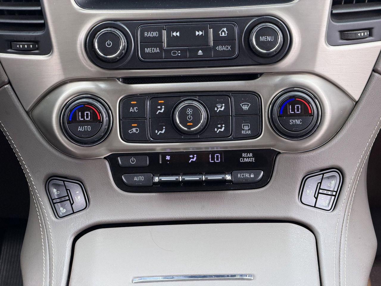 Used 2019 White Frost Tricoat GMC Denali image 22