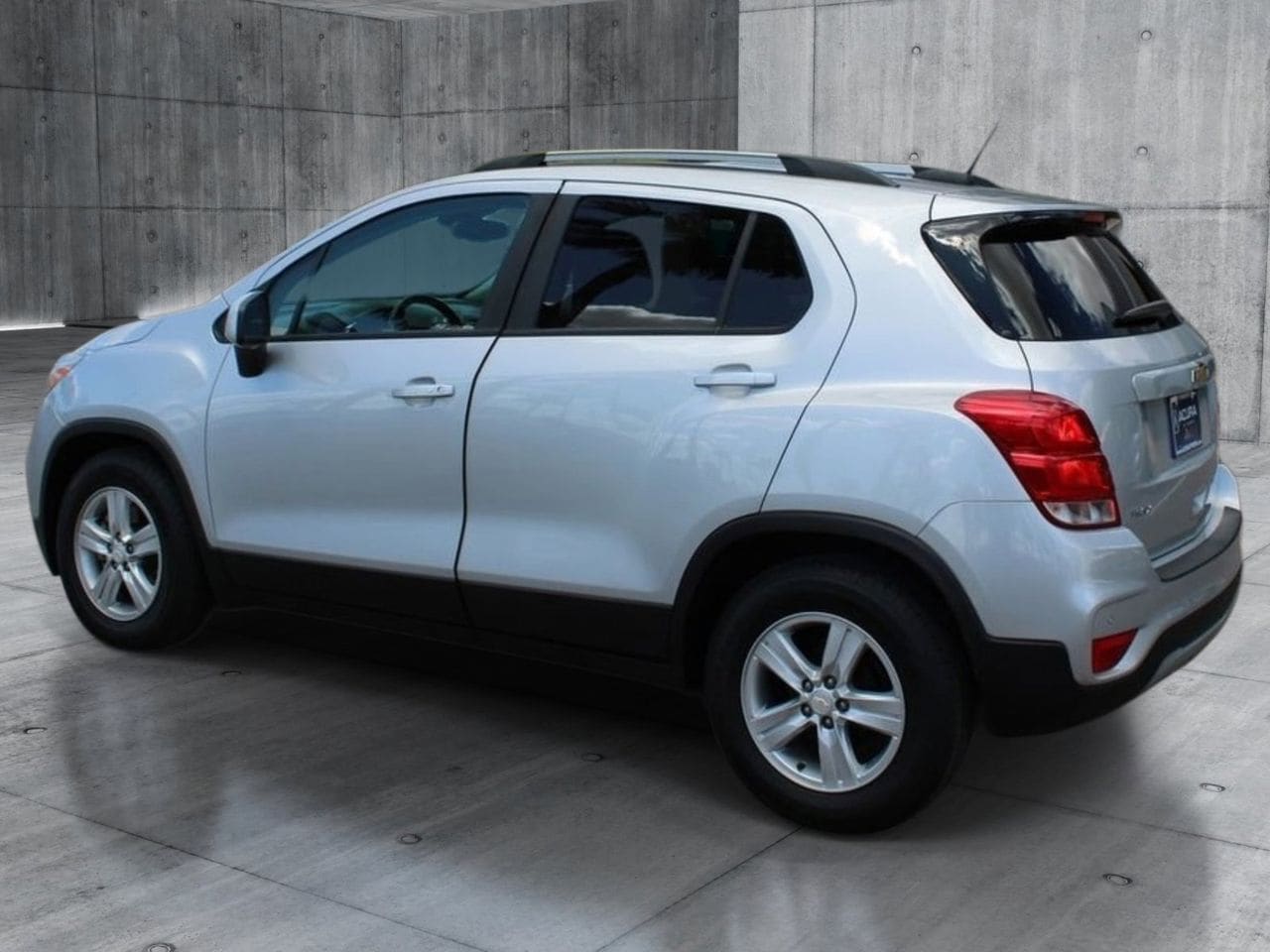 Used 2021 Silver Ice Metallic Chevrolet LT image 3