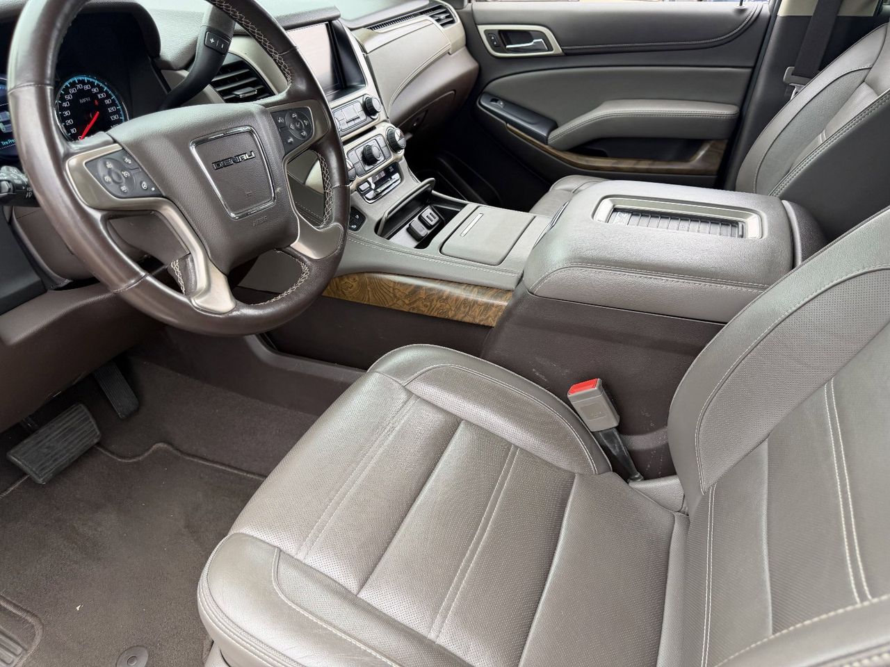 Used 2019 White Frost Tricoat GMC Denali image 28