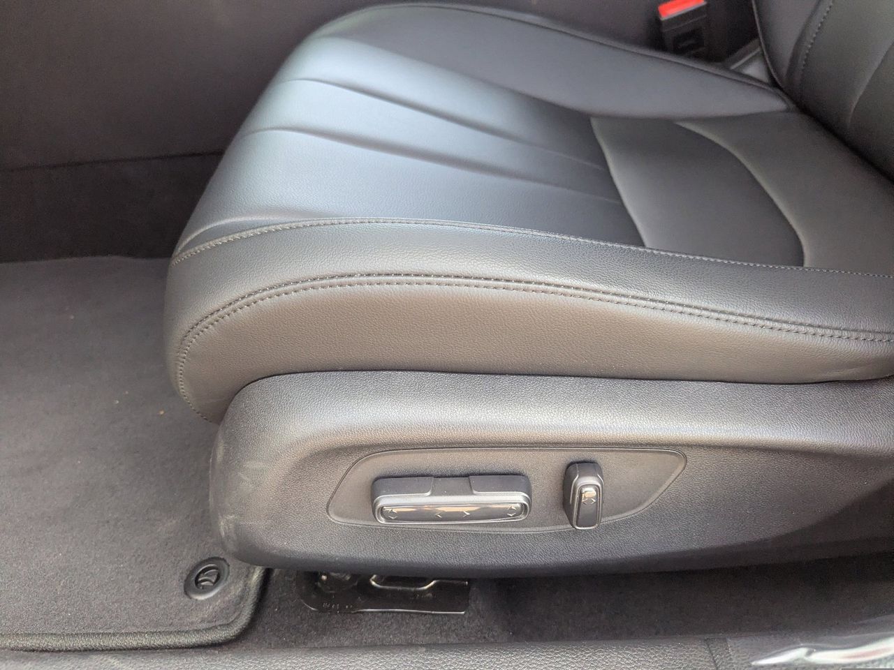 Certified Used 2025 Liquid Carbon Metallic Acura Premium image 27