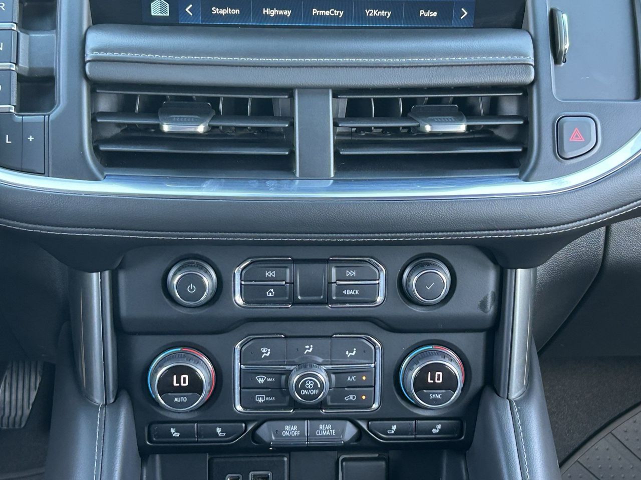 Used 2022 Iridescent Pearl Tricoat Chevrolet Z71 image 21