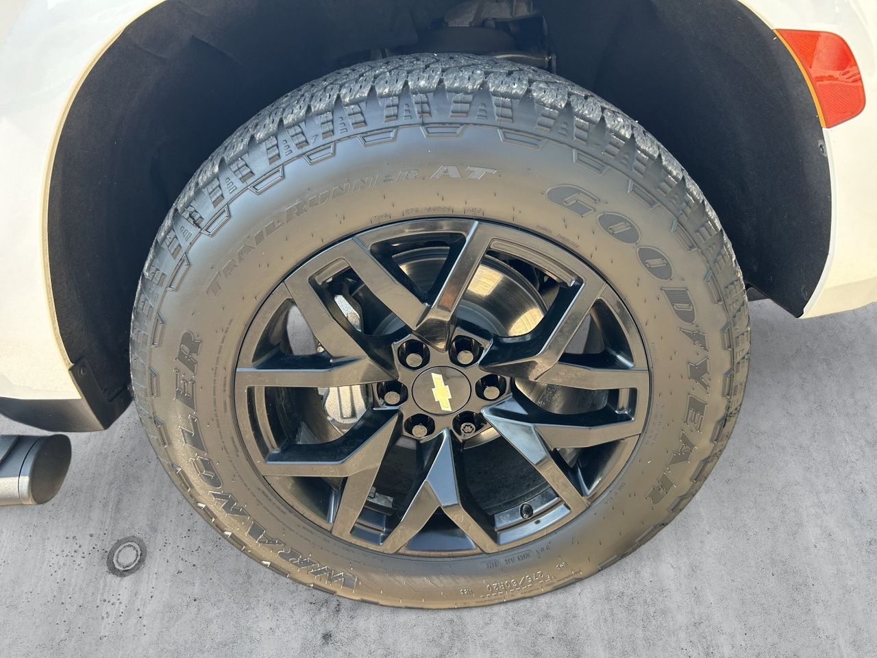 Used 2022 Iridescent Pearl Tricoat Chevrolet Z71 image 9