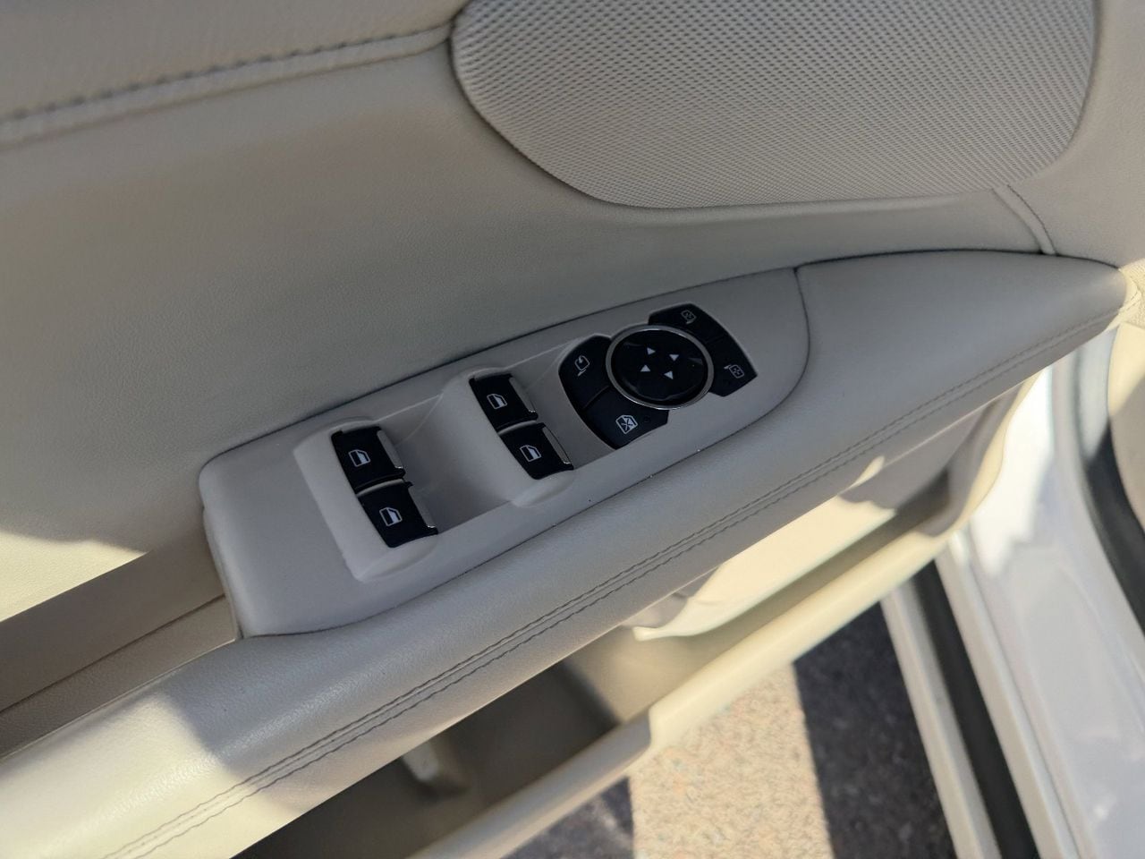 Used 2020 White Platinum Metallic Tri-Coat Lincoln Reserve image 30