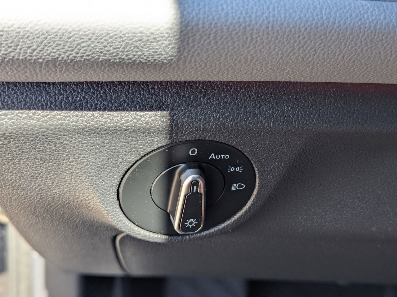 Used 2025 Deep Black Pearl Volkswagen 1.5T SEL image 31