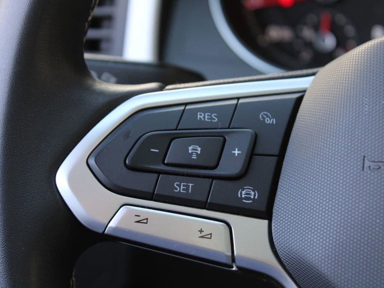 Used 2021 Deep Black Pearl Volkswagen 2.0T SE w/Technology image 23