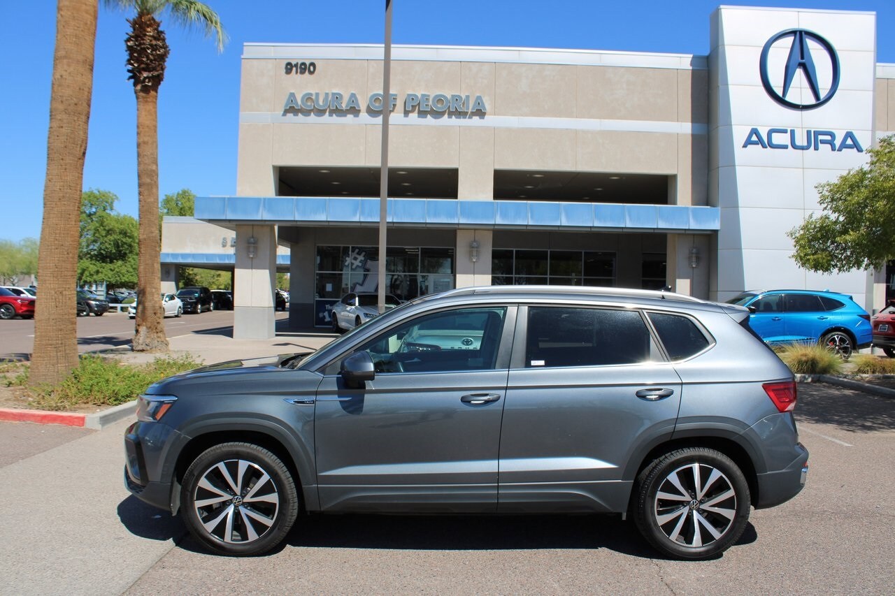 2024 Volkswagen Taos SE photo 2