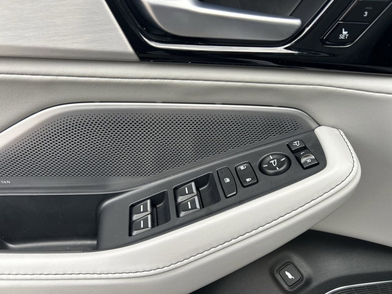 New 2026 Solar Silver Metallic Acura SH-AWD Technology Package image 31