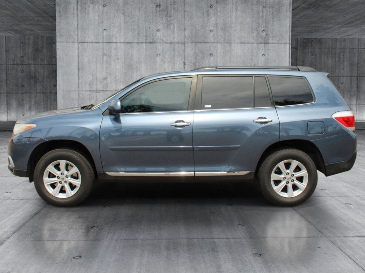 Used 2011 Shoreline Blue Pearl Toyota Premium image 2