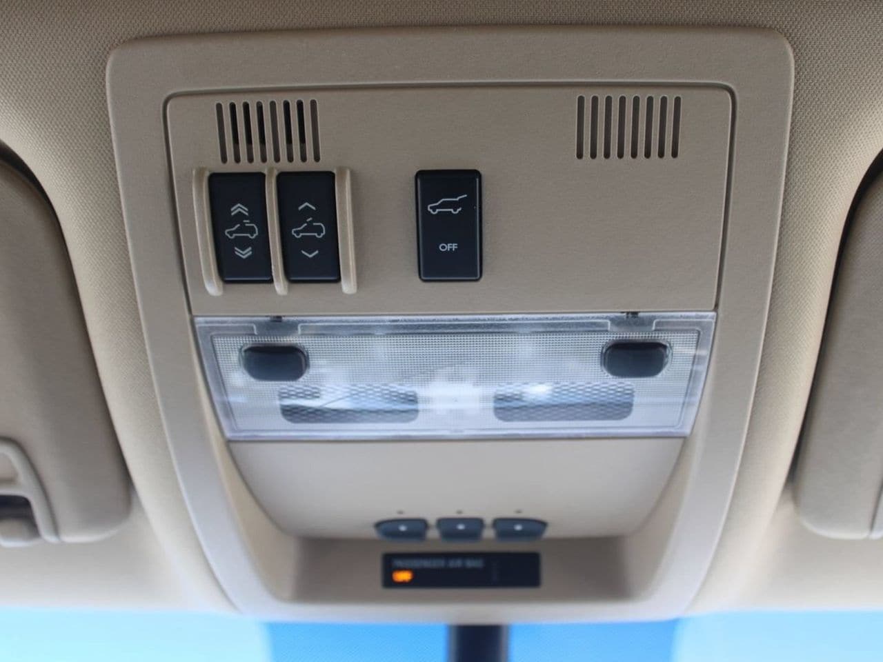 Used 2013 White Diamond Tricoat CADILLAC Premium image 15