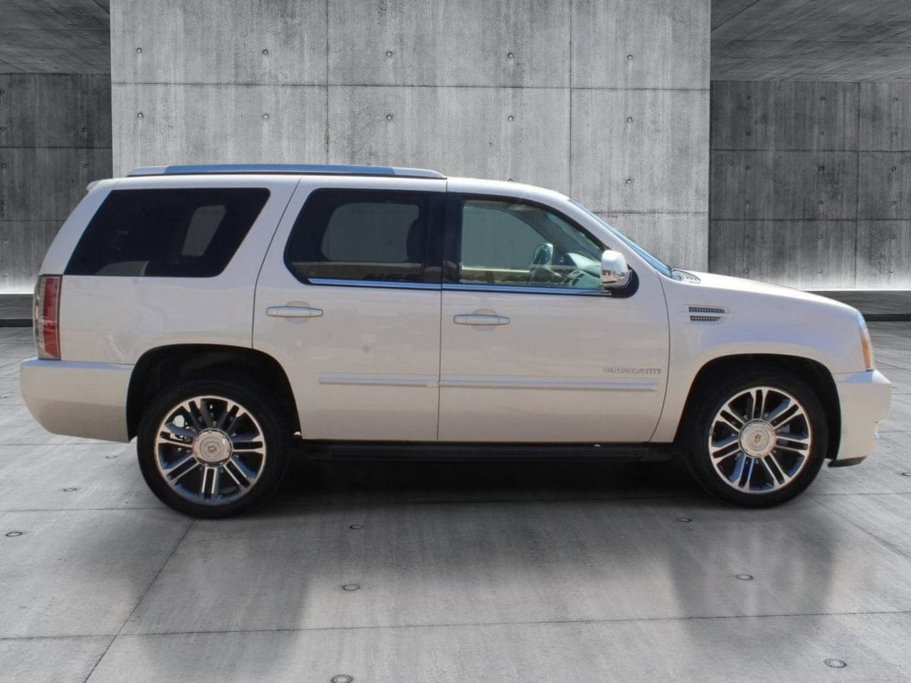Used 2013 White Diamond Tricoat CADILLAC Premium image 6