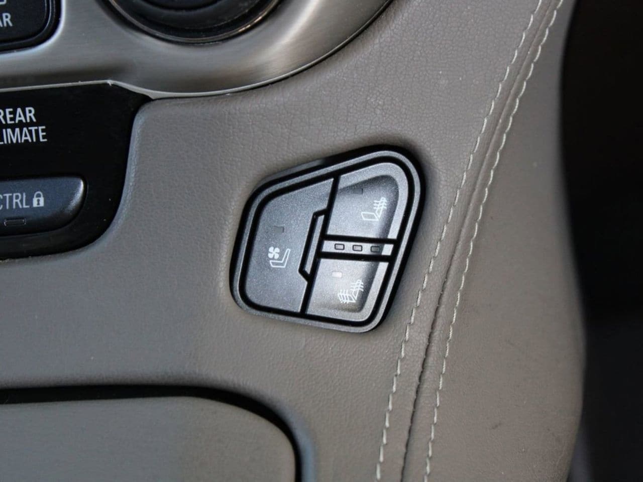 Used 2019 White Frost Tricoat GMC Denali image 36