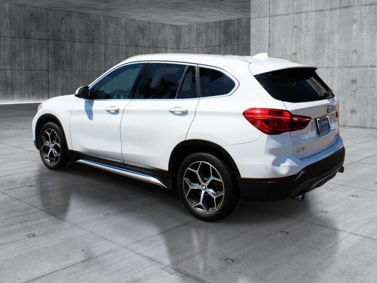 Used 2018 Alpine White BMW sDrive28i image 3