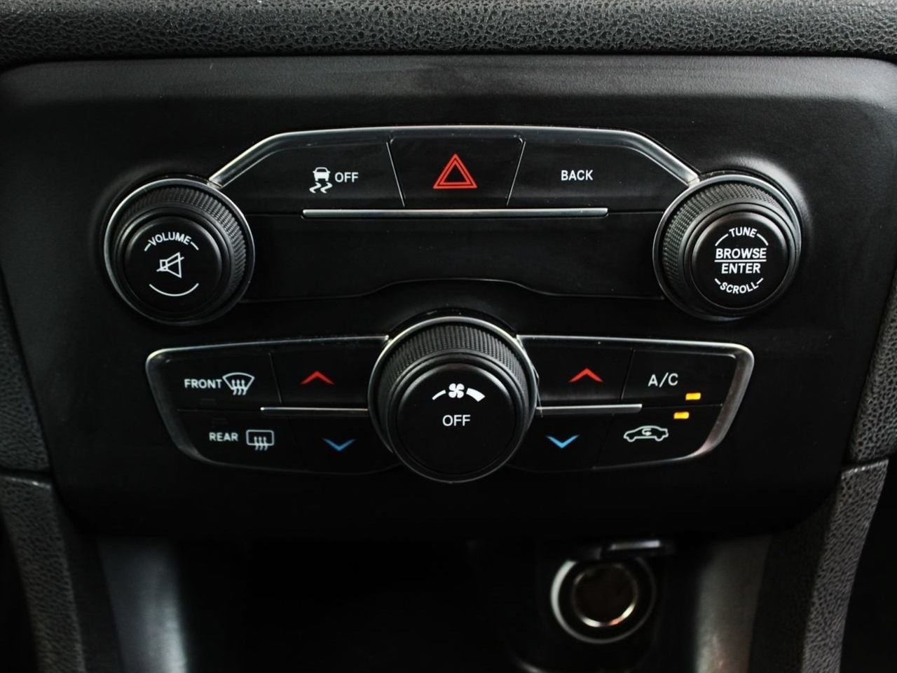 Used 2016 Bright White Clearcoat Dodge SE image 21