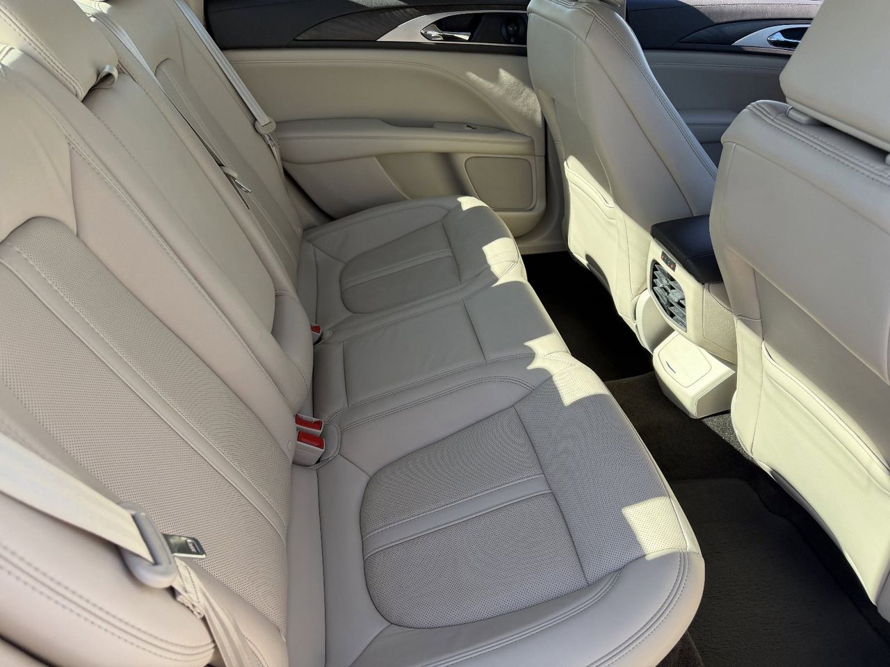 Used 2020 White Platinum Metallic Tri-Coat Lincoln Reserve image 14