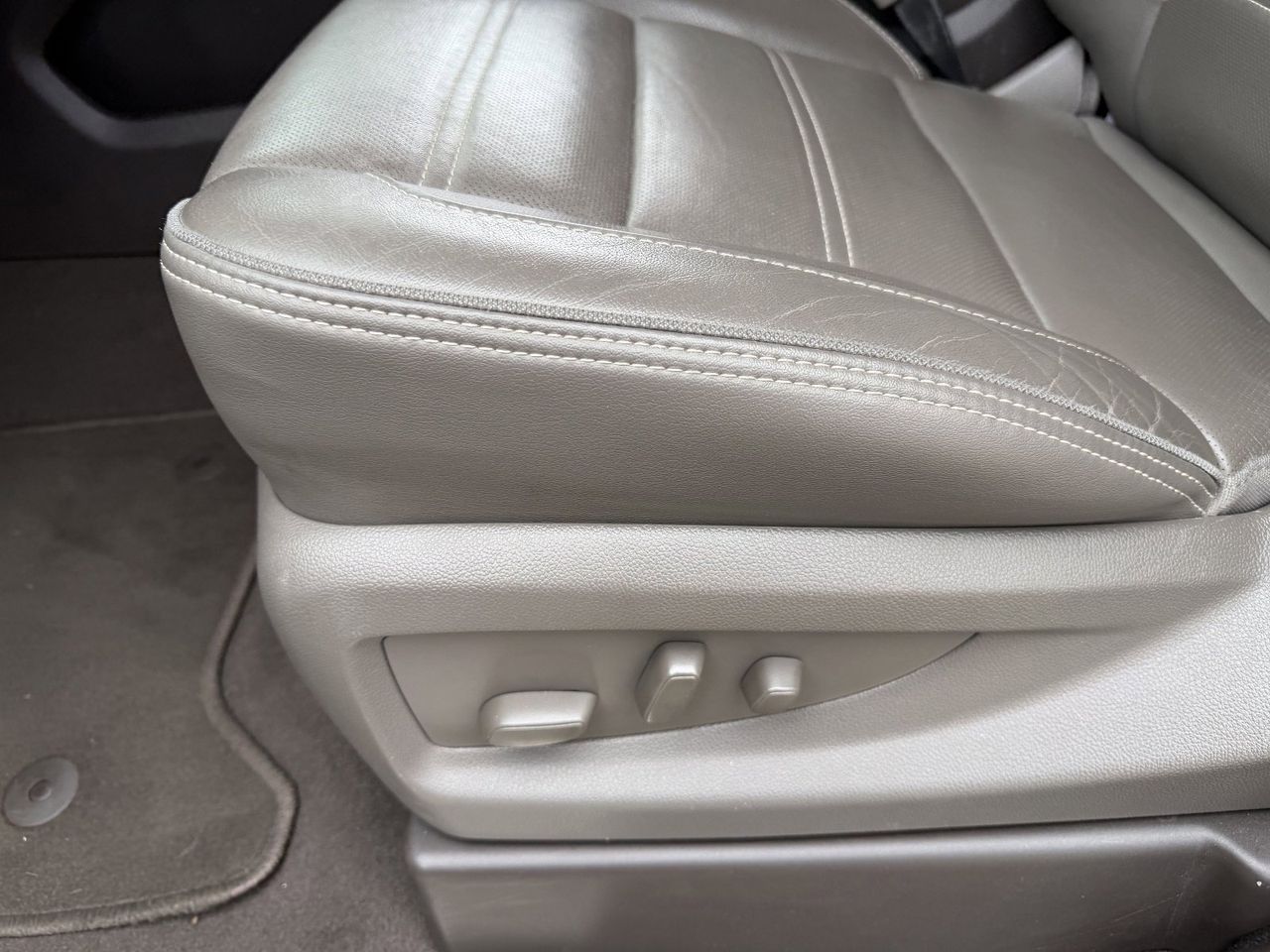 Used 2019 White Frost Tricoat GMC Denali image 30