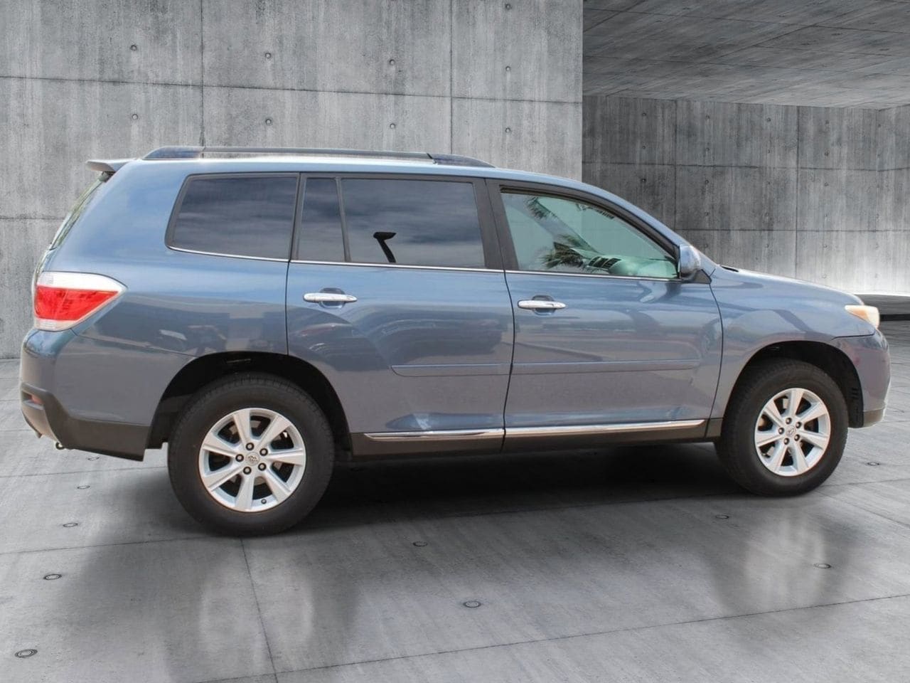 Used 2011 Shoreline Blue Pearl Toyota Premium image 6