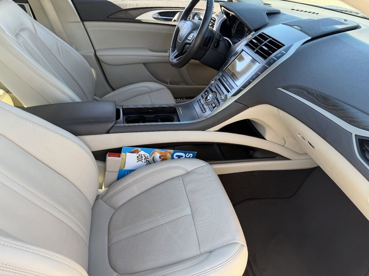 Used 2020 White Platinum Metallic Tri-Coat Lincoln Reserve image 12