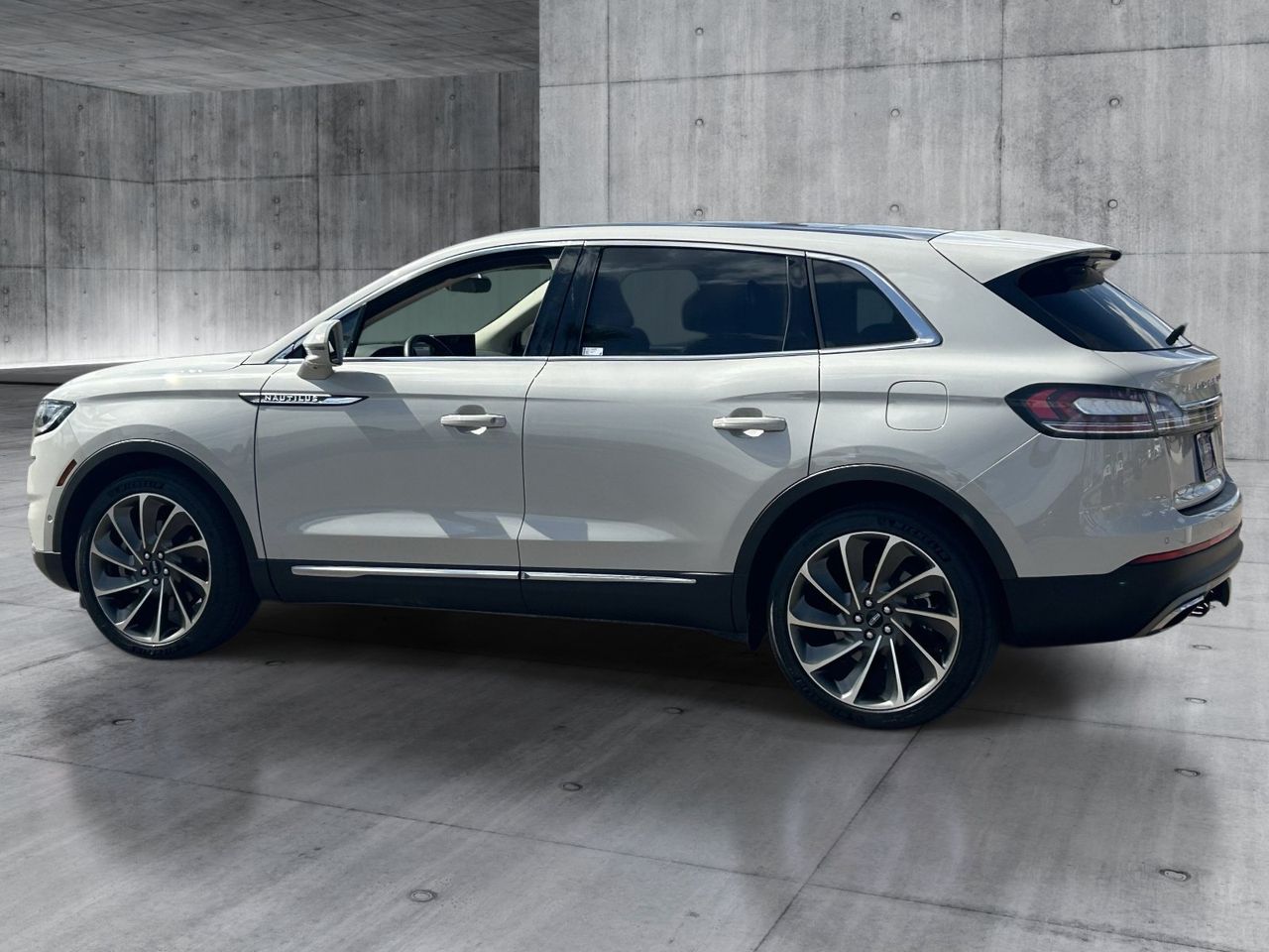 Used 2022 Ceramic Pearl Metallic Tinted Clearcoat Lincoln Reserve image 3