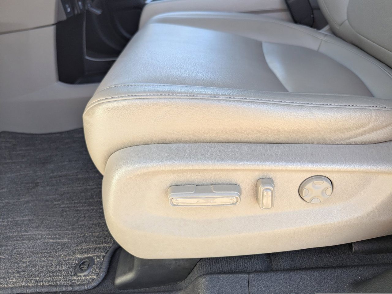 Used 2023 Platinum White Pearl Honda Touring image 31