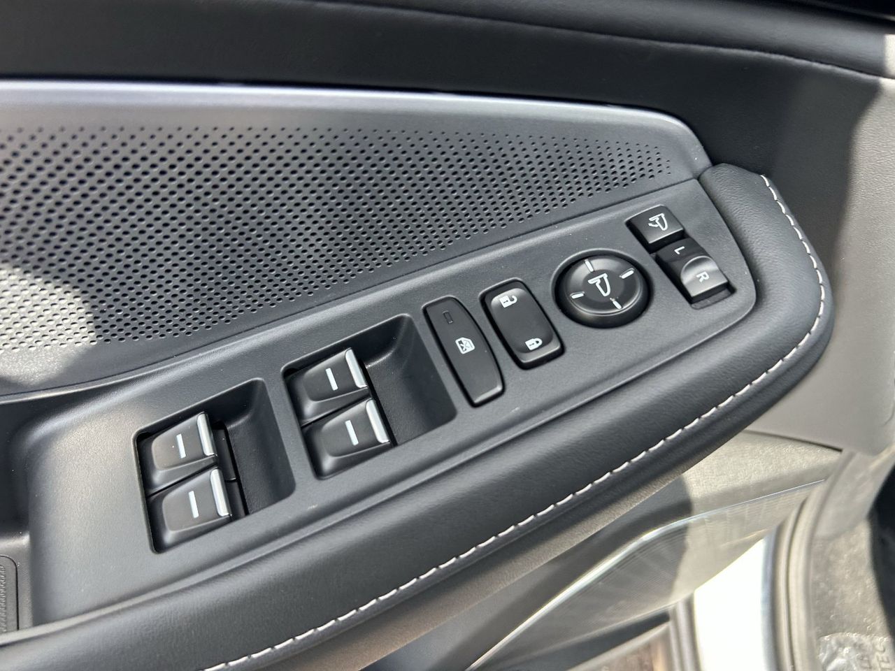 New 2026 Solar Silver Metallic Acura SH-AWD Technology Package image 31