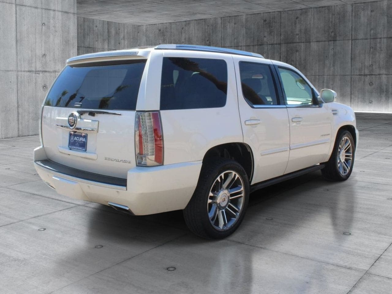 Used 2013 White Diamond Tricoat CADILLAC Premium image 5