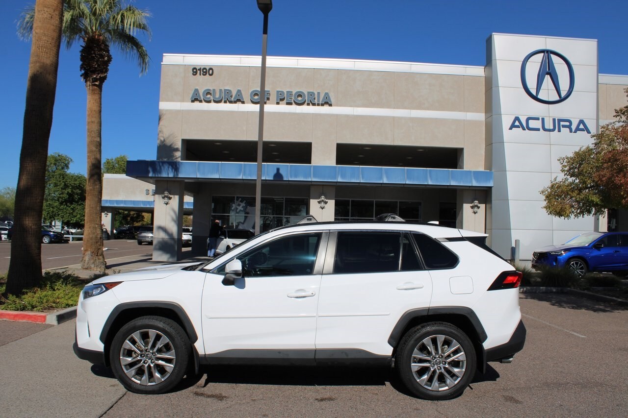 2020 Toyota RAV4 XLE Premium photo 2