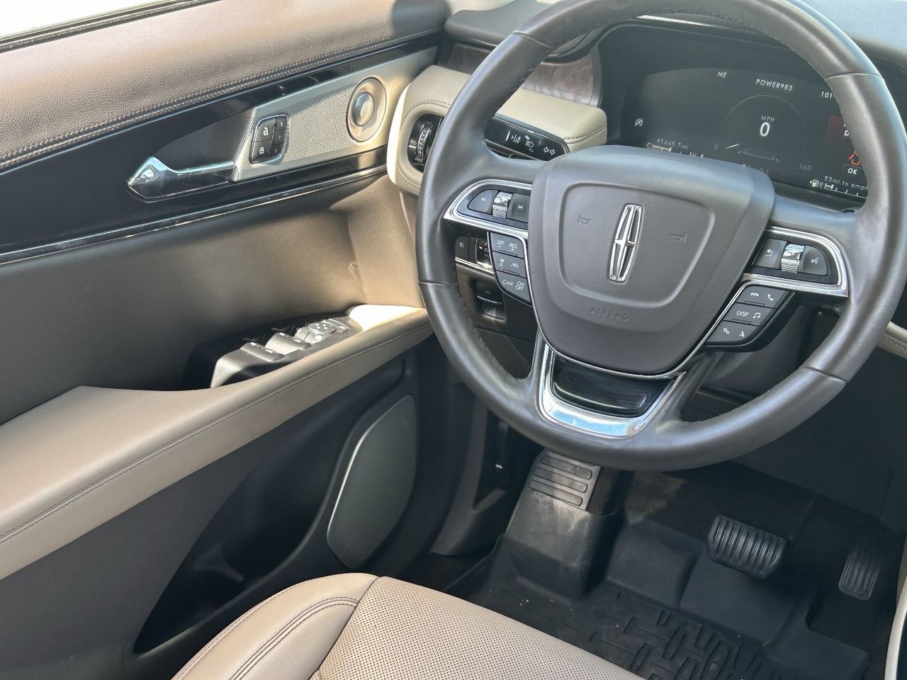 Used 2022 Ceramic Pearl Metallic Tinted Clearcoat Lincoln Reserve image 18