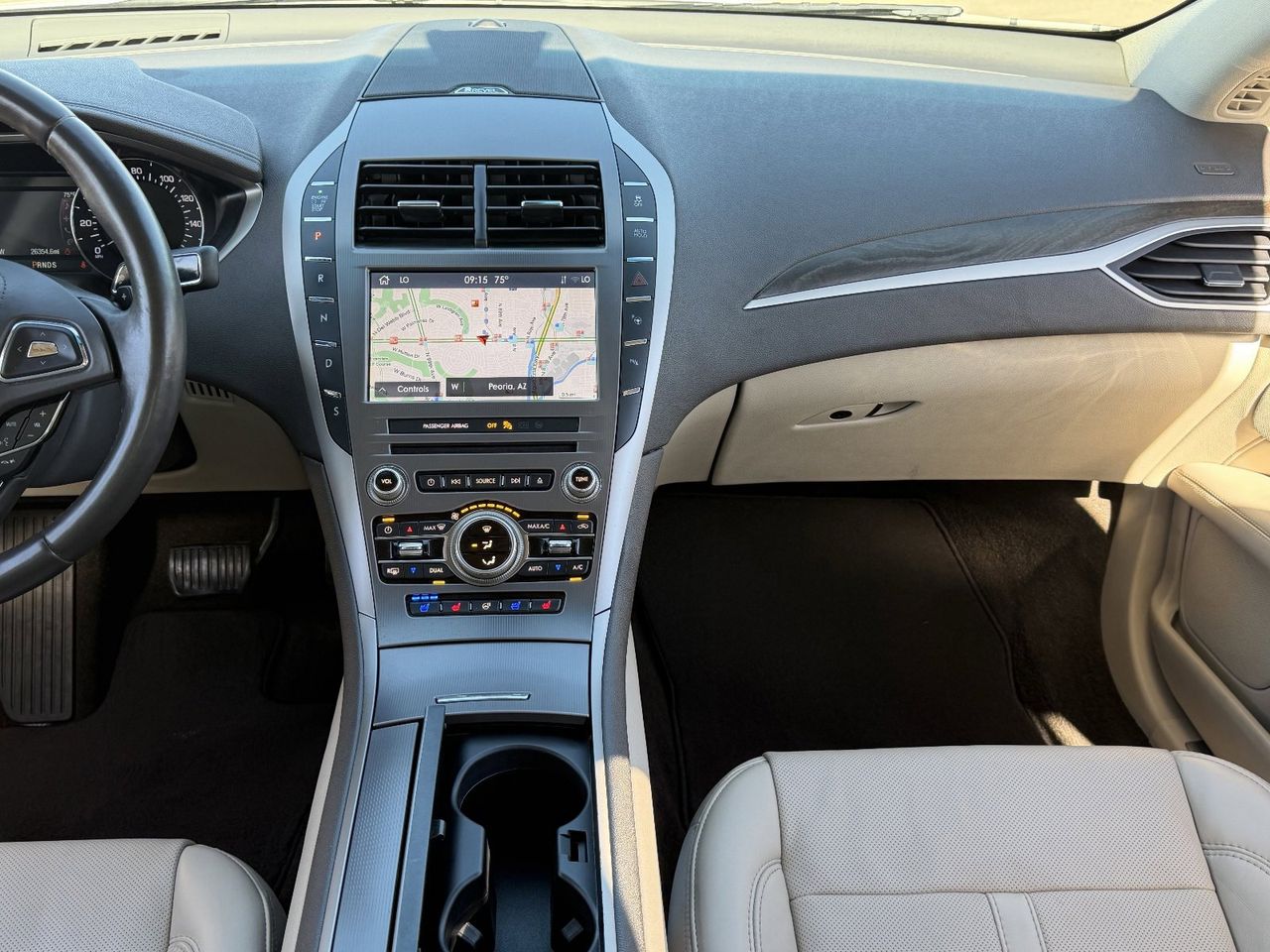 Used 2020 White Platinum Metallic Tri-Coat Lincoln Reserve image 18