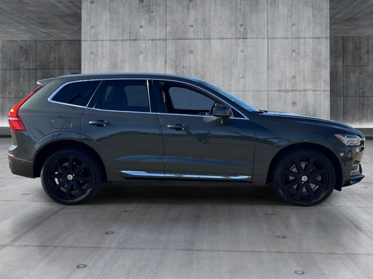 Used 2018 Pine Gray Metallic Volvo T6 Inscription image 6