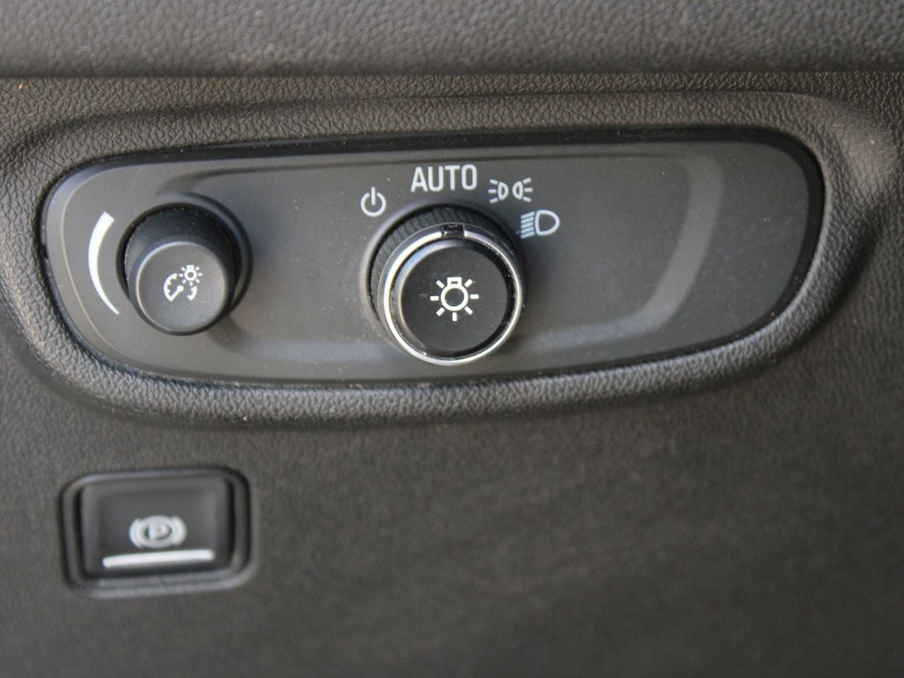 Used 2020 Summit White GMC SLE image 21