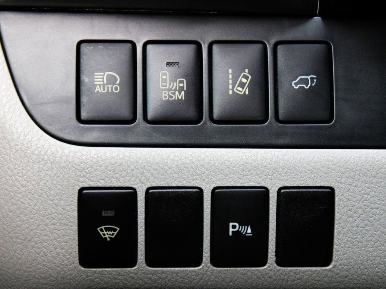 Used 2016 Predawn Gray Mica Toyota Limited image 28