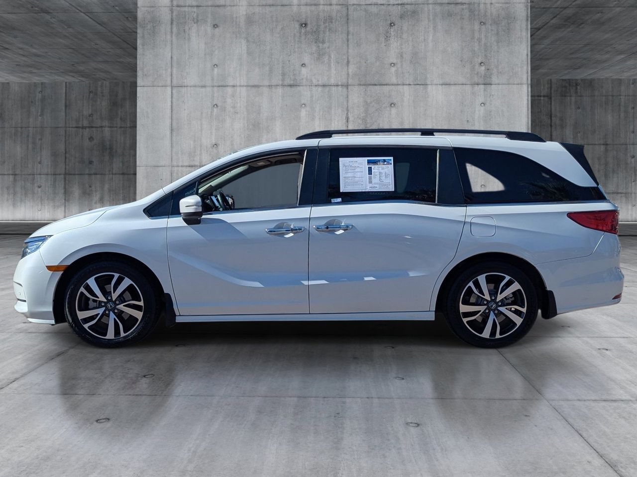 Used 2023 Platinum White Pearl Honda Touring image 2