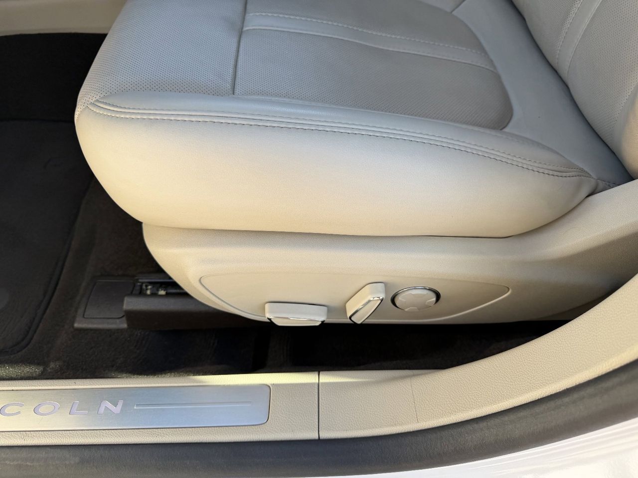 Used 2020 White Platinum Metallic Tri-Coat Lincoln Reserve image 29