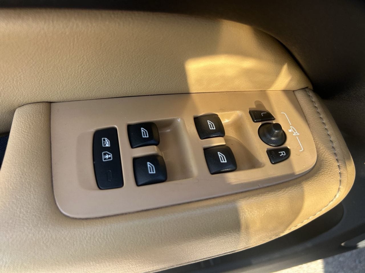 Used 2018 Pine Gray Metallic Volvo T6 Inscription image 32