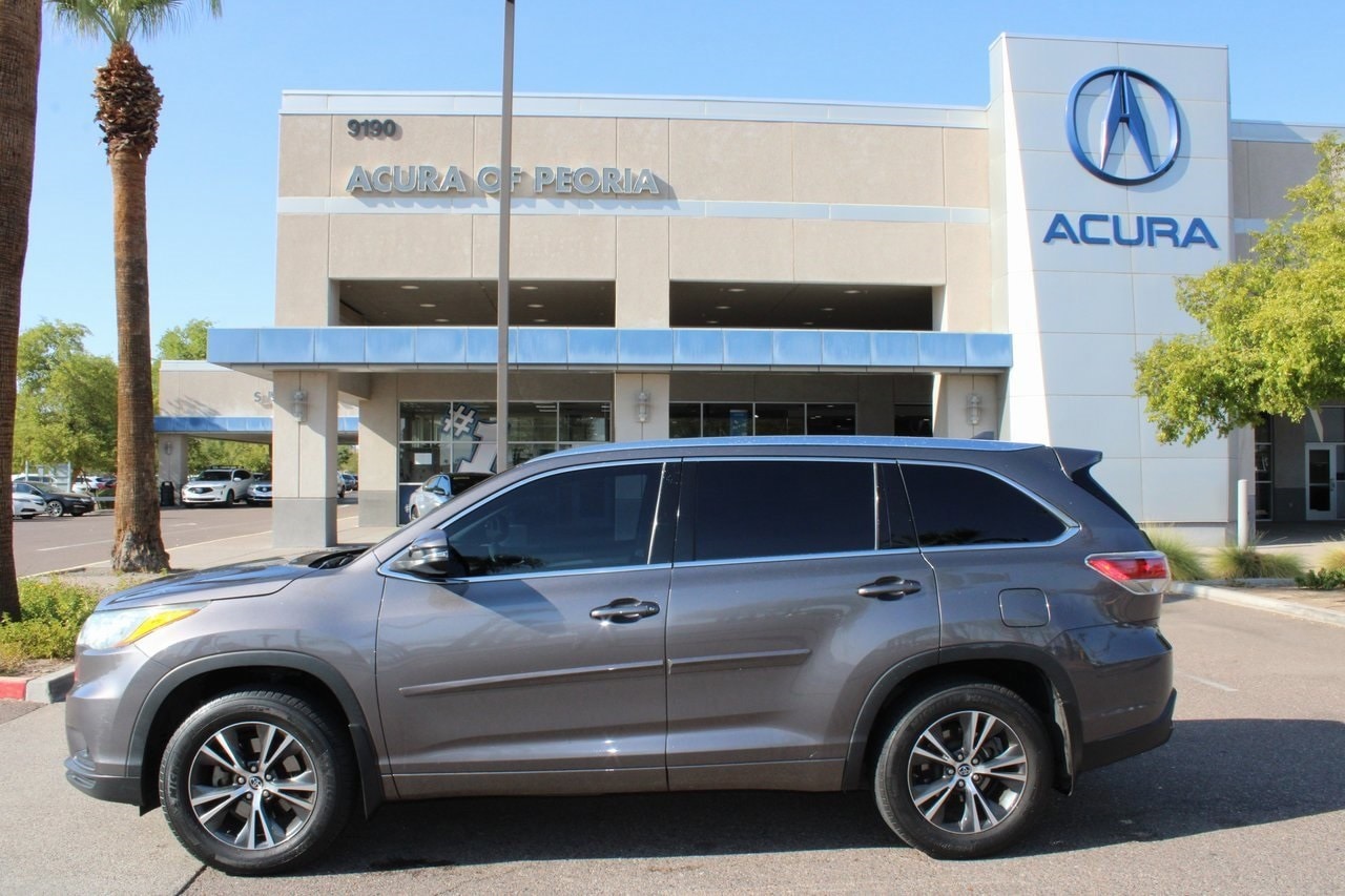 Used 2016 Toyota Highlander XLE with VIN 5TDJKRFH7GS242064 for sale in Peoria, AZ