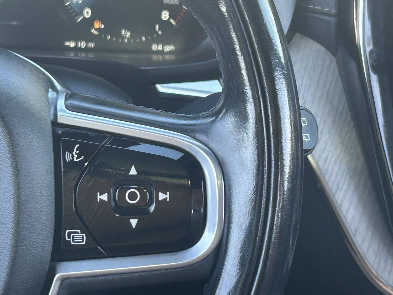 Used 2018 Pine Gray Metallic Volvo T6 Inscription image 27