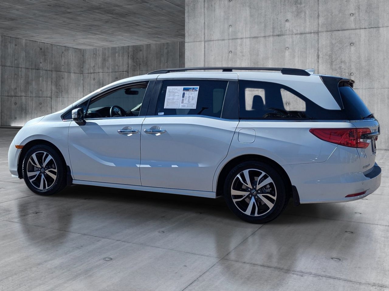 Used 2023 Platinum White Pearl Honda Touring image 3