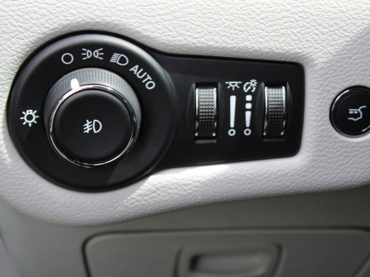 Used 2020 Bright White Clearcoat Jeep Limited image 30