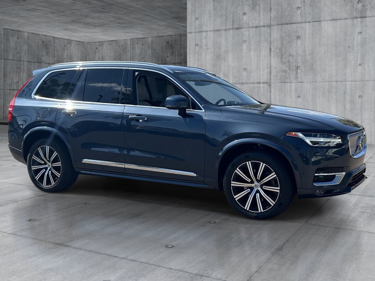 Used 2022 Denim Blue Metallic Volvo T6 Inscription image 7