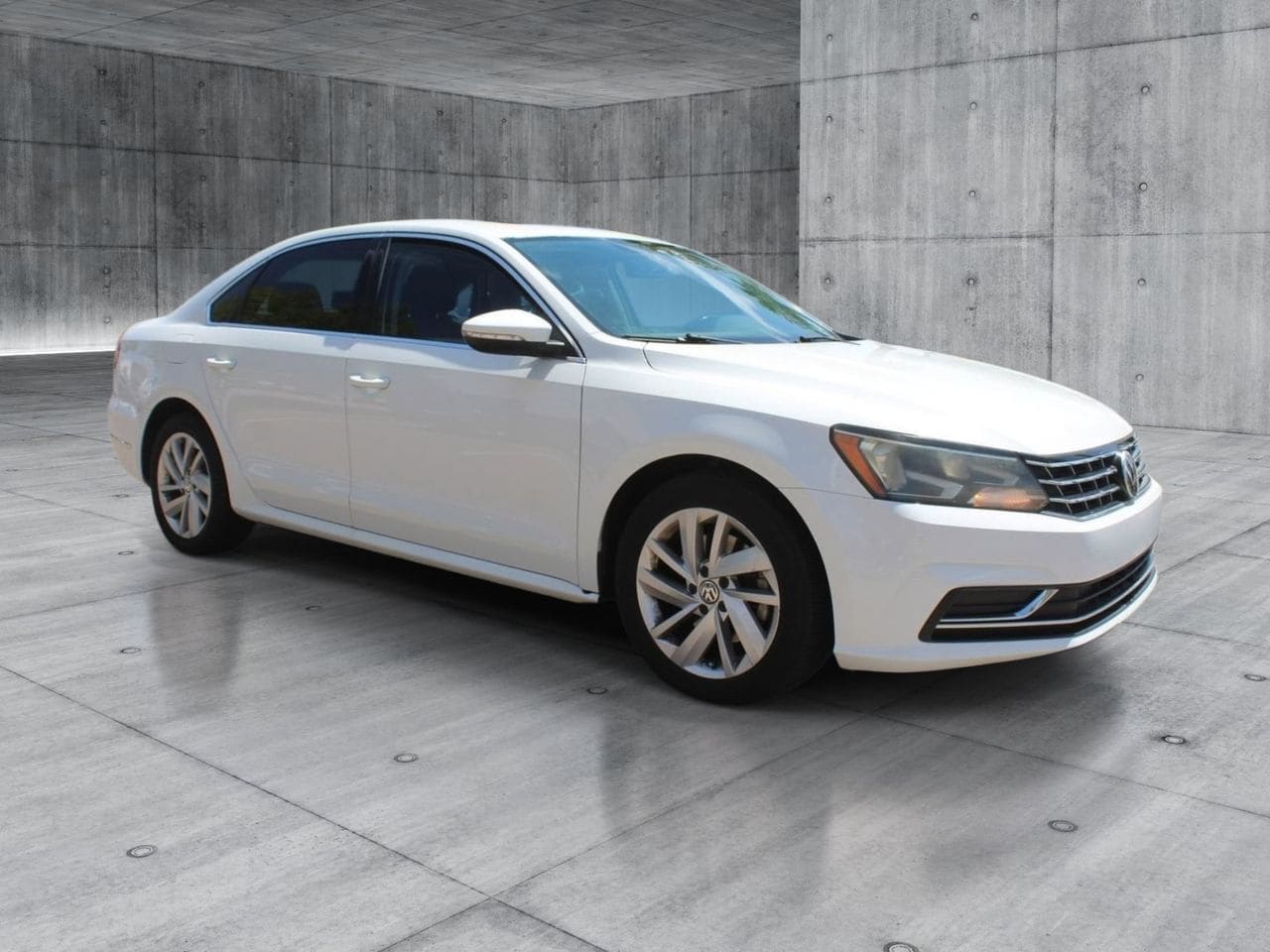 Used 2018 Pure White Volkswagen 2.0T SE image 9