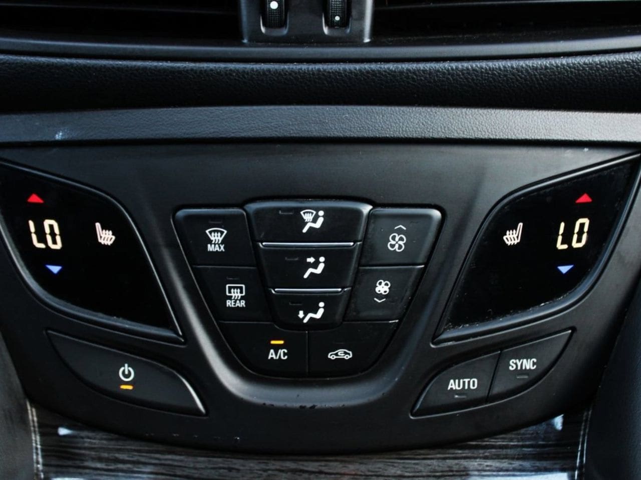 Used 2018 Ebony Twilight Metallic Buick Premium I image 29