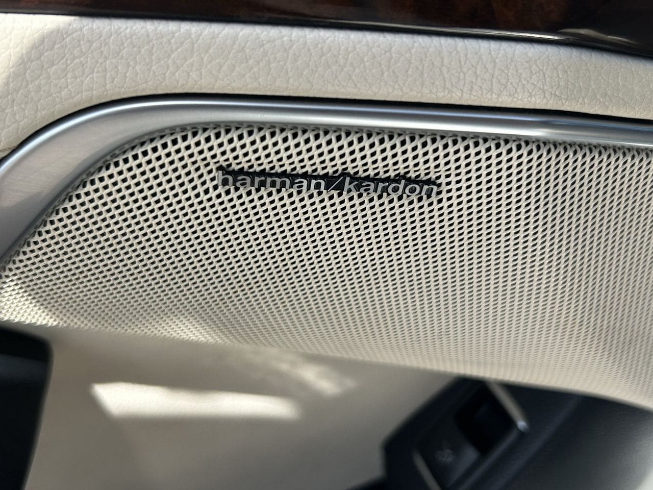 Used 2014 Diamond White Metallic Mercedes-Benz SL 550 image 21